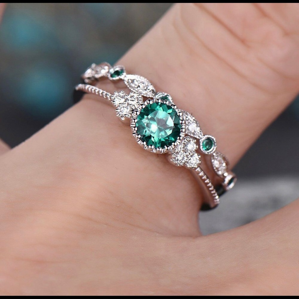 2 Silver Rings Women’s 7.25 Faux Emerald Green Rhinestone Cocktail Jewelry - Picture 3 of 12